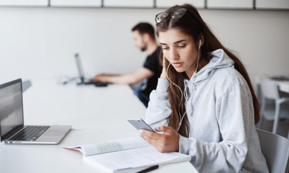 Professionelle Seminarumgebung mit modernen digitalen Lernmaterialien