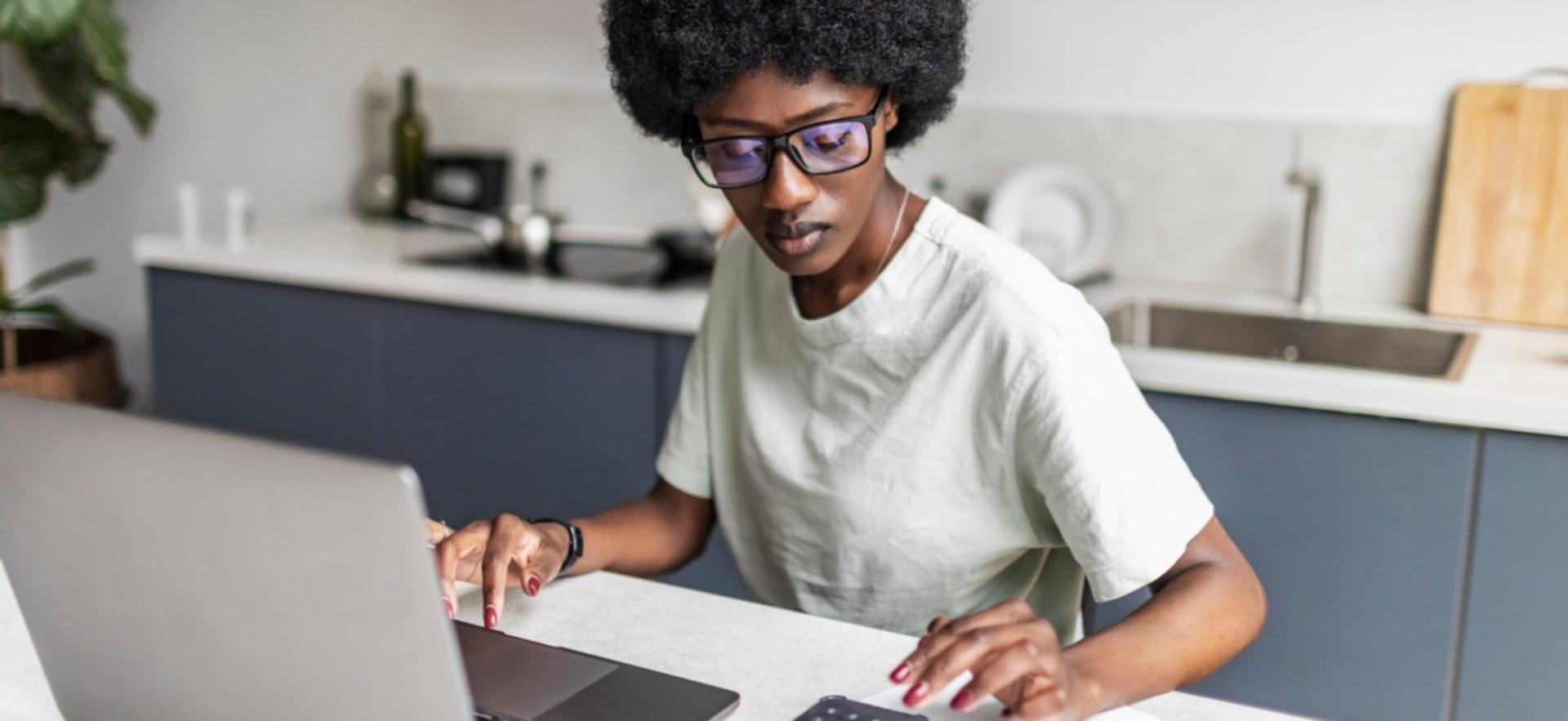 Detaillierte Analyse von Mobile SEO Strategien auf modernen Displays